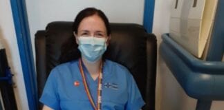Elusennau Iechyd Hywel Dda ar ward Dyfi, Bronglais Sian Davies Staff Nurse Dyfi Ward Bronglais with a recliner chair