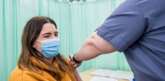 BIP Hywel Dda yn ymestyn gwahoddiad am frechlyn COVID-19 i rhai sy’n troi’n 18 ar neu cyn 31 Hydref 2021 all 2020 02 03 HDD c19 vaccination 0144 scaled