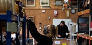 Bachwch fargen yn y Siop Ail-ddefnyddio yng Nghastell-nedd Port Talbot d445efb5f386eac514983e96d079c96dffa1209a