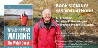 Weatherman Walking yn ymweld â Thyddewi ar gyfer digwyddiad arwyddo llyfrau SMALLDerek Brockway session St Davids