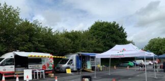 Fan Brechu Torfol COVID-19 i ymweld â Leekes, Cross Hands, a Tesco, Rhydaman Ammanford