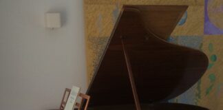 Grand piano donated to Wales Air Ambulance raises £500 Grand piano 1