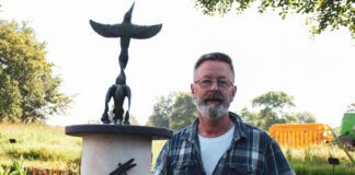 Mae teuluoedd rhoddwyr organau yn dathlu dadorchuddio cerflun OD sculpture pic scaled