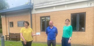 Elusennau Iechyd Hywel Dda ar rodd i Ysbyty Bronglais gan Baxters of Hot Hot Hot Tubs Welsh Hot Tubs donation to CDU picture scaled