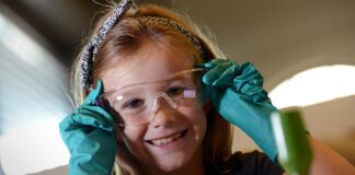 Prifysgol Abertawe’n cyhoeddi’r rhaglen ar gyfer Gŵyl Wyddoniaeth Abertawe 2021 SciFest Goggles scaled