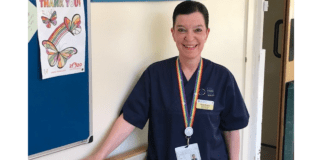 Mae cydlynydd uned famolaeth yn codi ysbrydion pobl trwy gân yn ystod y pandemig Victoria Evans image
