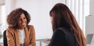 Prosiect yn cefnogi dros 300 o bobl ifanc i ddod o hyd i gyflogaeth, addysg a hyfforddiant iStock 1260752753