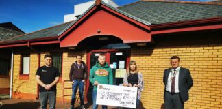 Elusennau Iechyd Jywel Dda ar rodd Ford Gron Caerfyrddin Carmarthen Round Table cheque handover for Glangwili Chemo Unit scaled