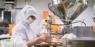 Rhaglen cymorth sgiliau’n rhagori ar ei tharged hyfforddi FSC Food filling machine iStock 1003610758