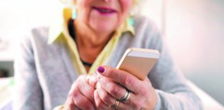 Technoleg beilot arloesol i fonitro cleifion y galon o bell yn eu cartrefi yn ardal Hywel Dda Senior With Tech Shutterstock image