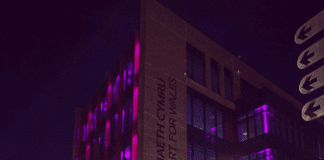 Trafnidiaeth Cymru yn dathlu cydnabyddiaeth Hyderus o ran Anabledd Purple Light Up