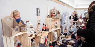 Ffair Nadolig gyntaf yn paratoi’r ffordd ar gyfer ffeiriau crefftau pellach yng Nghanolfan Ymwelwyr Llys y Frân Stall at LYF Christmas Fair stall 5th Dec 2021