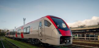 Trenau newydd sbon TrC yn cyrraedd Cymru ad868bfdf3dd4a5fb0bf1c75ebe51f85