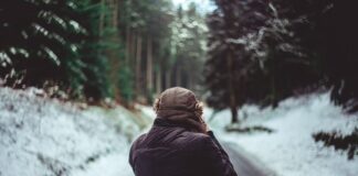 New data *sadly* reveals that the magic of Christmas fades with age! thom holmes KhfHhryQQjU unsplash