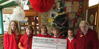 Pupils put their best feet forward to raise over £1,600 Ambiwlans Awyr gyda Eunice