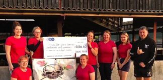 Taith Tractorau Merched yn codi miloedd ar gyfer Uned Cemotherapi Glangwili Presentation