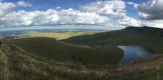 Helpwch i wella eich iechyd meddwl trwy fwynhau taith gerdded yng ngardd Cymru llyn y fan scaled