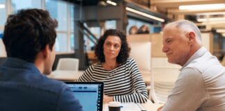 Elusen Colli Golwg yn arwain gweminar ceiswyr gwaith Cymru office discussion working