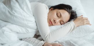 Sleep expert reveals the sleeping positions that offer the best health benefits pexels ketut subiyanto 4473864
