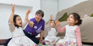 Home-Start Cymru yn lansio ymgyrch i ddod o hyd i wirfoddolwyr cymunedol ar gyfer rĂŽl werth chweil yn cefnogi teuluoedd lleol.ïżŒ Home Start Volunteer and Family 1 scaled