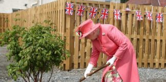 British Fashion Community comes together to “Plant a Tree for the Jubilee” QVNIMTE4MjE0NjI4