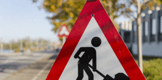 Cost ôl-groniad gwaith atgyweirio ffyrdd lleol yn fwy na £600 miliwn yng Nghymru,yn ôl arolwg ALARM Road work sign