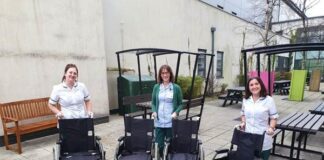 Mae Ian Williams, codwr arian, wedi casglu topiau poteli llaeth plastig i godi arian ar gyfer saith cadair olwyn newydd i Ysbyty Glangwili Staff with chairs