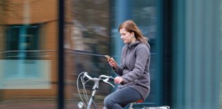 Cycling and mobiles don’t mix: Peer calls for legal change after incident on way to Parliament 53747abca78528053dab0fe0ffd1bb88e2e2c194