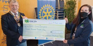 Diolch i Glwb Rotary Aberystwyth, mae Apêl Cemo Bronglais wedi cael hwb o £700. Aberystwyth Rotary Club donation for Bronglais Chemo Appeal picture