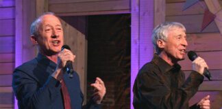 Y BRODYR GREGORY YN DATHLU CARREG FILLTIR O RAN PERFFORMIADAU YN Y GLOWYR, RHYDAMAN Brodyr Gregory ar y llwyfan on stage