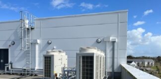 Gosod pympiau gwres yng Nghanolfan Gofal Integredig Aberteifi Cardigan ICC heat pumps