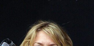 Turns Out Cerys Matthews Has The Perfect Customer Service Voice Cerys Matthews Glastonbury 2008 cropped