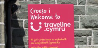 Trafnidiaeth Cymru yn llofnodi cytundeb i gymryd yr awenau gan Traveline Cymru MH 020918 Traveline 127 scaled