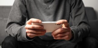 Play an Online Sport Game mobile phone 5922635 1280