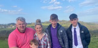 Gwraig fusnes yn trefnu dawns haf ar gyfer Apêl Cemo Bronglais Anna Crane Jones family picture new scaled