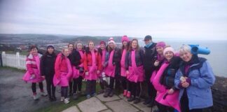 Claf yn cefnogi Apêl Cemo Bronglais ar 10 mlynedd ers diagnosis canser Eira Henson picture 4 with members of the Pink Flamingos