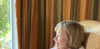 Ymchwil Celf a Dylunio sy’n ‘arwain y byd’ yn Trawsnewid Bywydau Pobl â Dementia HUG scaled