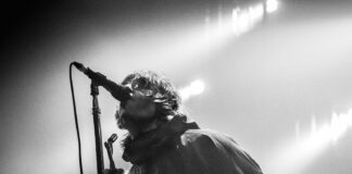 Liam Gallagher i chwarae ar Bentir Alexandra ym Mae Caerdydd Liam Gallagher1 small