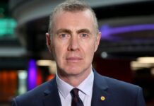 RHAID I DDIDDYMU COMISIYNWYR HEDDLU A THROSEDDU GYD-FYND Ă‚ DATGANOLI CYFIAWNDER A PHLISMONA’N LLAWN I GYMRU – PLAID CYMRU. Adam Price