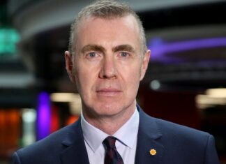 RHAID I DDIDDYMU COMISIYNWYR HEDDLU A THROSEDDU GYD-FYND Â DATGANOLI CYFIAWNDER A PHLISMONA’N LLAWN I GYMRU – PLAID CYMRU. Adam Price