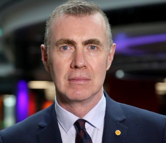 Aelod o’r Senedd Plaid Cymru yn galw am gefnogaeth Llywodraeth Cymru i dioddefwyr llifogydd Sir Gaerfyrddin Adam Price