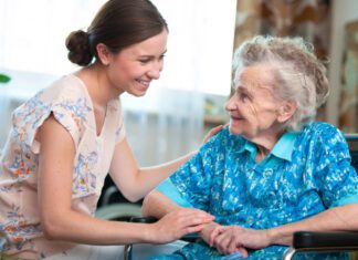 How Do You Recognise When an Older Parent Needs More Help? Carer and elderly lady