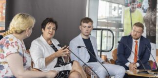 ITV Cymru Wales a Mencap Cymru yn lansio partneriaeth newydd i chwalu rhwystrau i bobl ag anabledd dysgu Deputy Minister for Arts Sport Dawn Bowden MS Rob Osborne ITV Cymru scaled