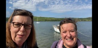 Dim ond pum milltir i fynd am y pâr o nyrsys ar her cerdded yr arfordir Rhian and Eirian 1 between Cardigan and Aberporth