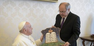 Historic Meeting: Yad Vashem Chairman Dani Dayan Meets Pope Francis in the Vatican SFO6792 scaled