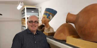 Y swydd berffaith i bennaeth newydd y Ganolfan Eifftaidd KenGriffin 1 EDIT scaled