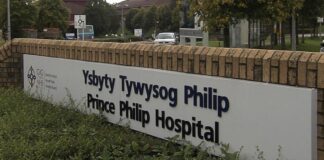 Ail gyflwyno gwisgo gorchuddion wyneb yn Ysbyty Tywysog Philip PPH