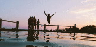 Heatwave: bathers warned of drowning risk ahead of scorching temperatures Young people swimming in lake