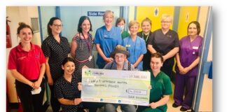 Claf yn rhoi £4,000 i Ward 3 yn Ysbyty Llwynhelyg image003