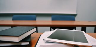 Mental Health Expert Offers Back to School Transition Tips scool classroom scaled